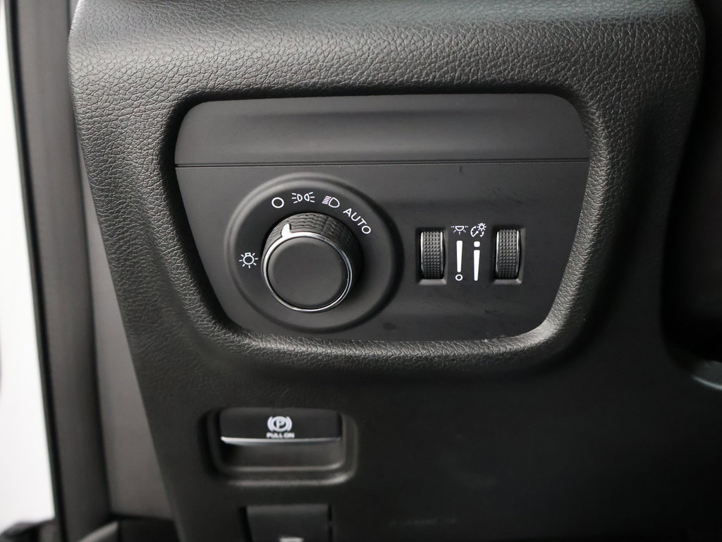 Used 2025 Jeep Grand Cherokee Altitude AWD/4WD image 38