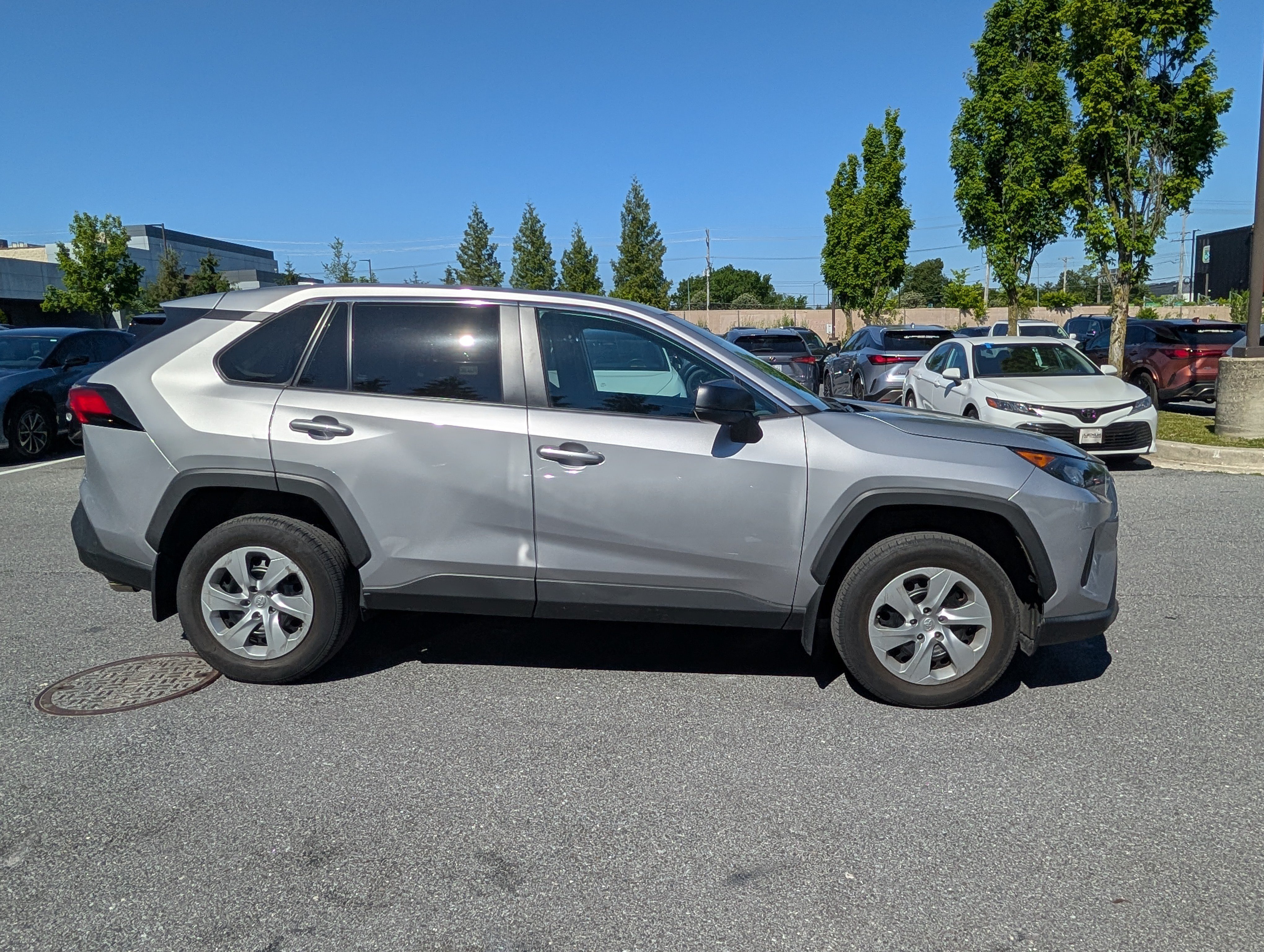 Used 2022 Toyota RAV4 LE AWD/4WD image 2