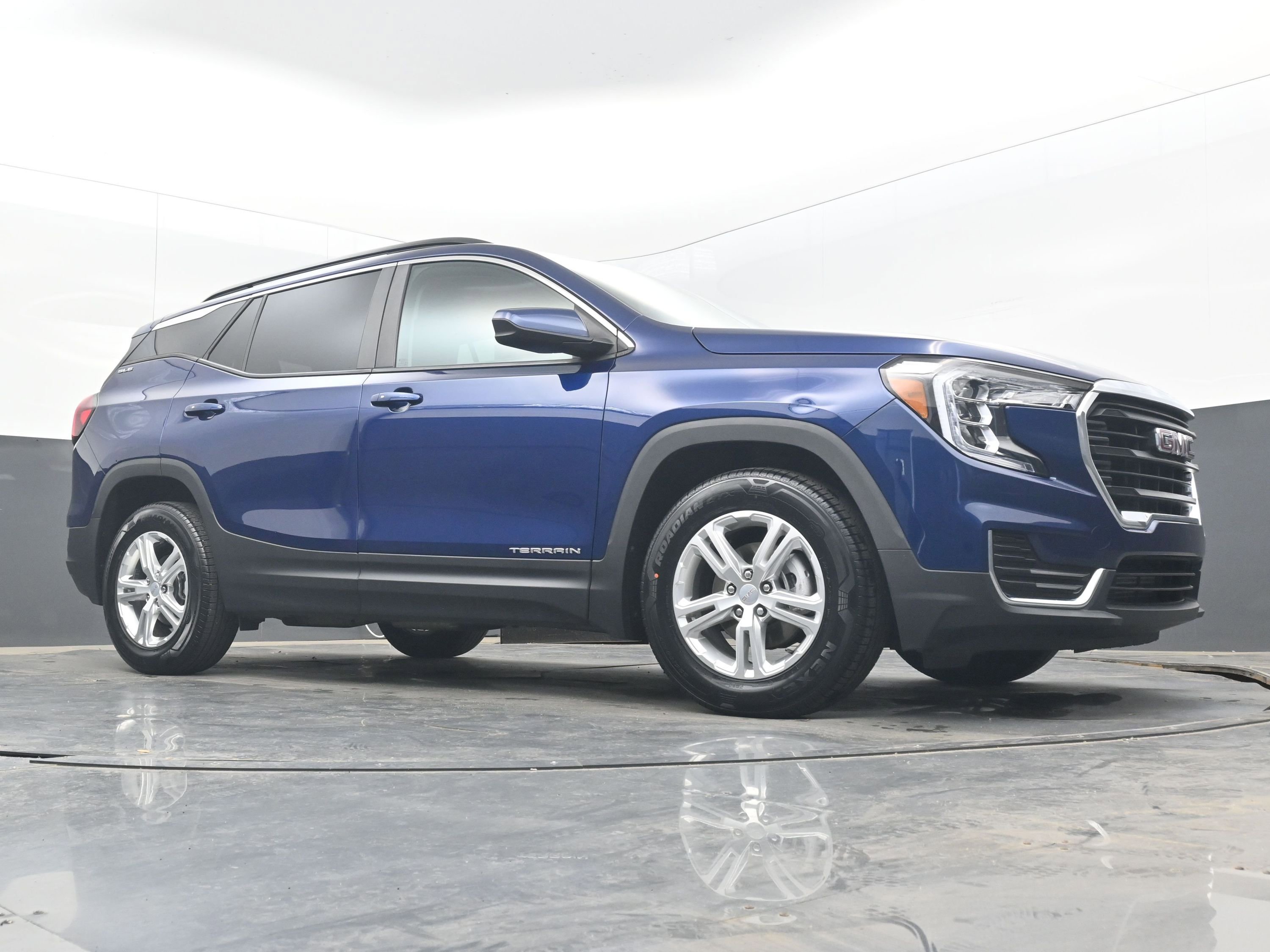 Certified 2022 GMC Terrain SLE w/ Driver Convenience Package FWD image 23