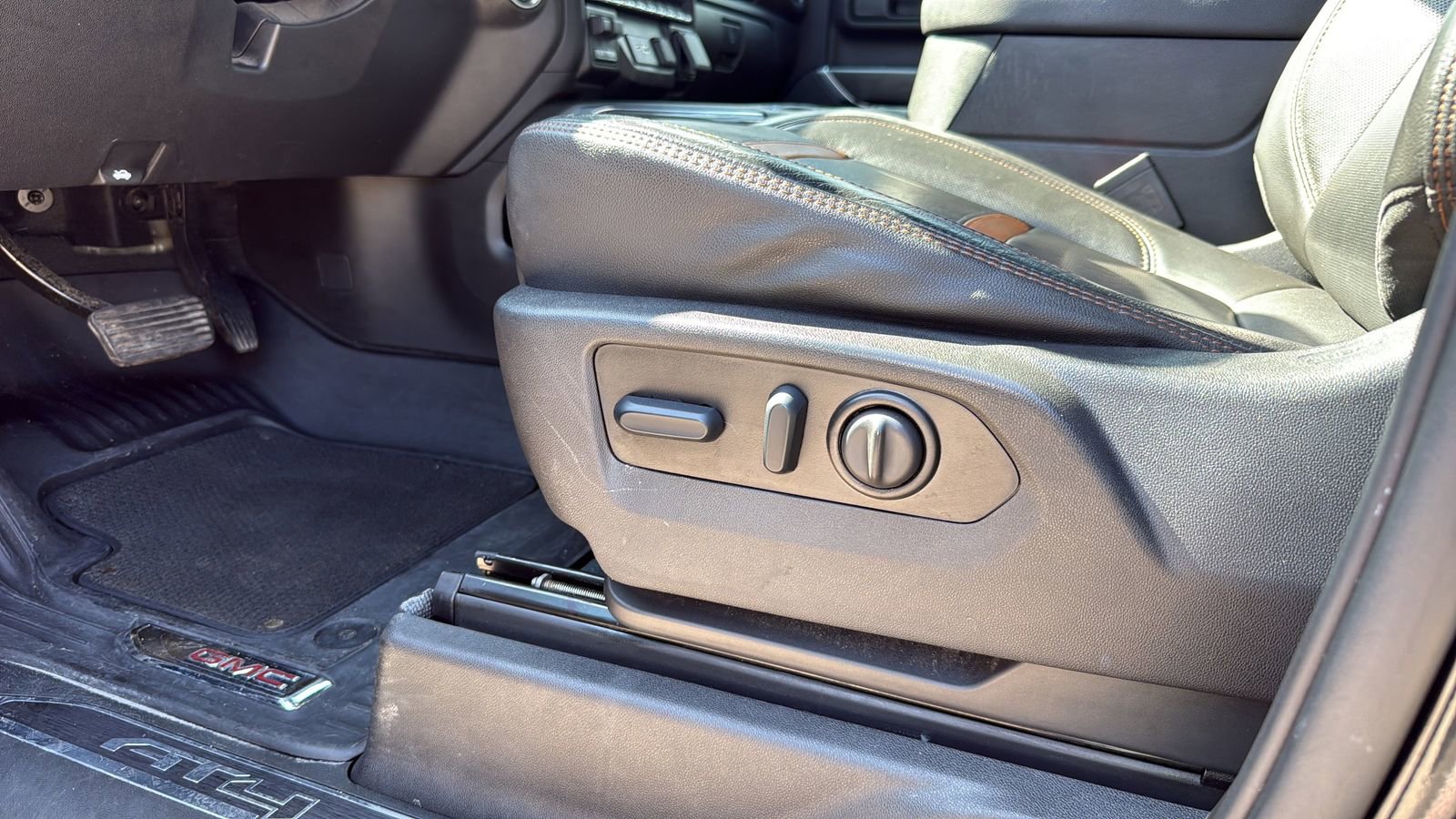 Used 2022 GMC Sierra 2500 AT4 w/ AT4 Premium Plus Package AWD/4WD image 8