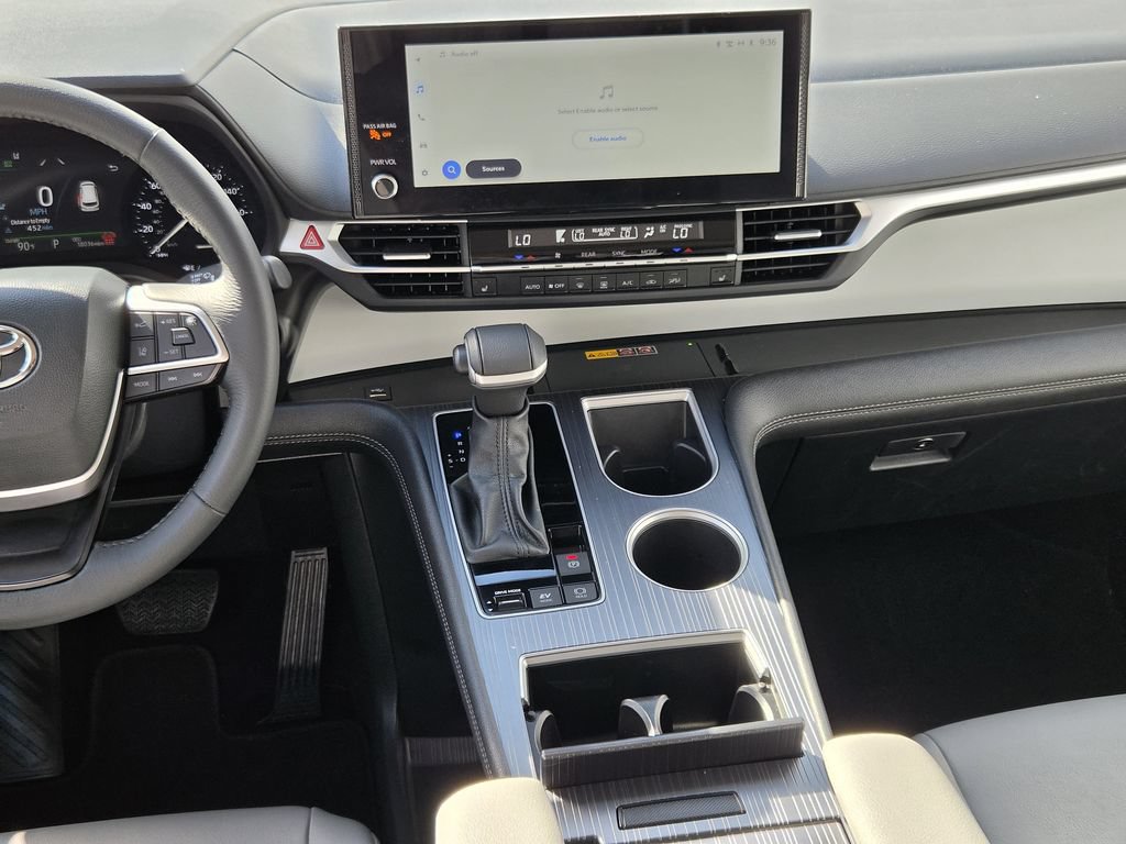 Used 2025 Toyota Sienna XLE FWD image 17