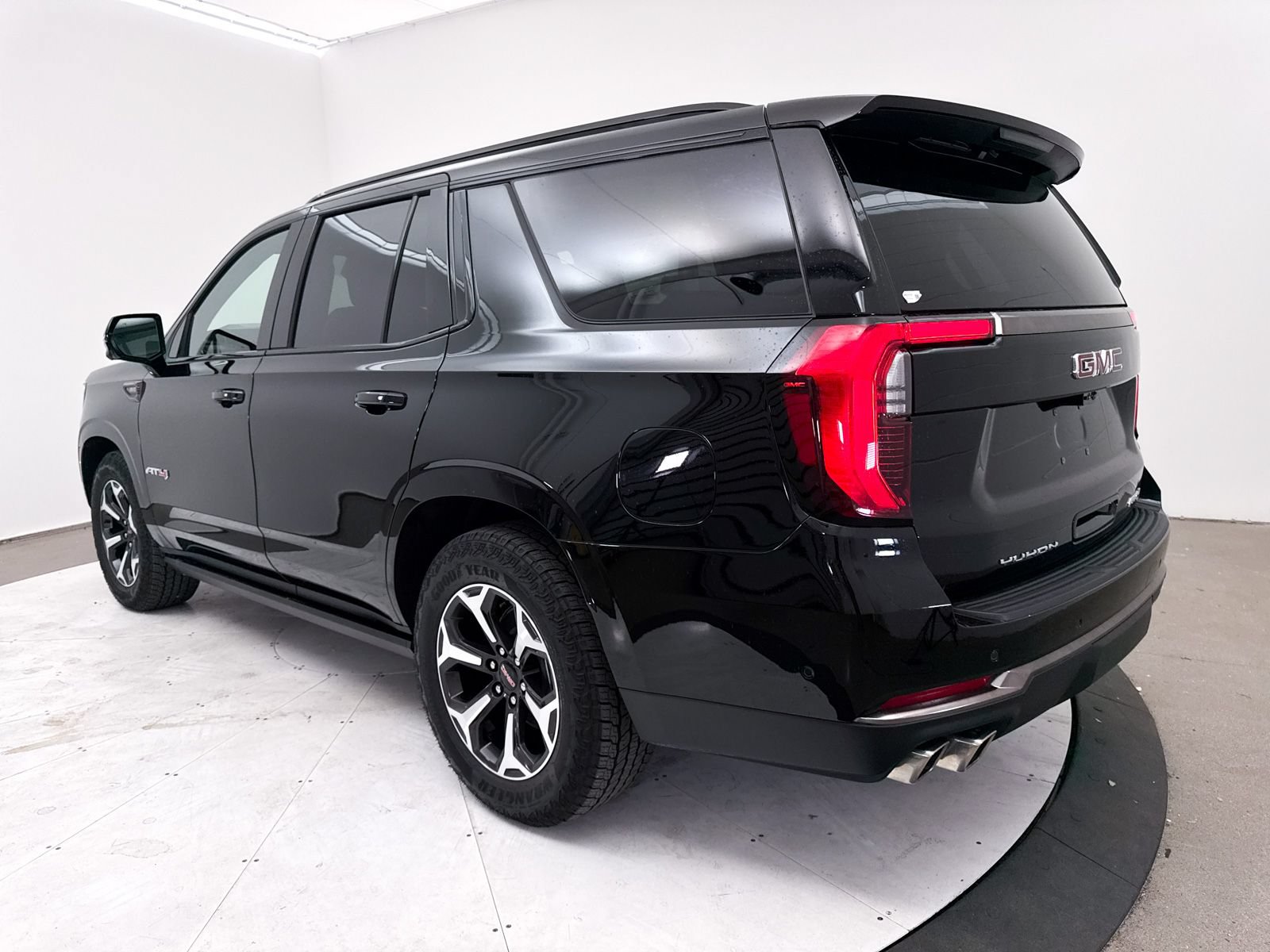 Used 2025 GMC Yukon AT4 Ultimate AWD/4WD image 19