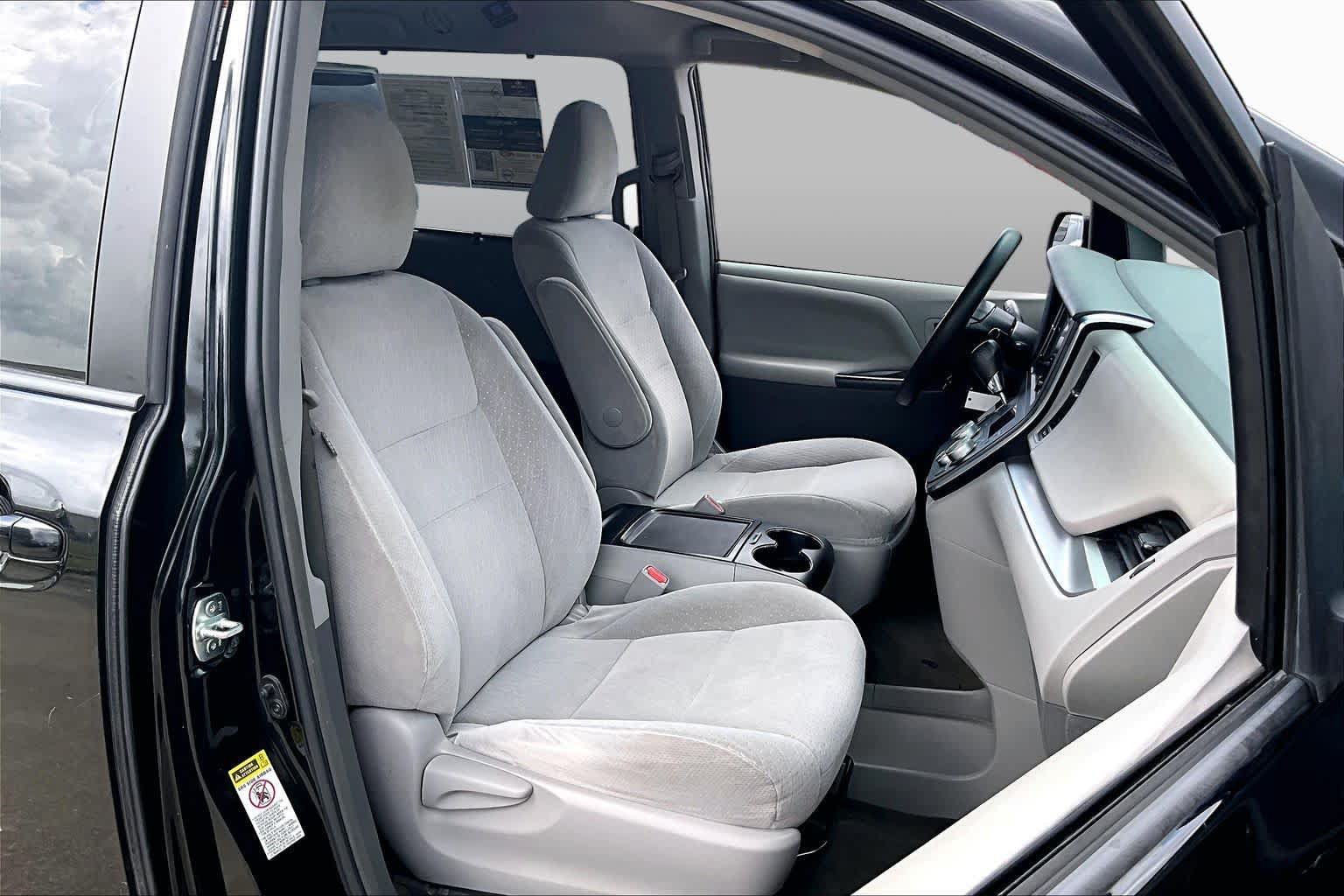 Used 2015 Toyota Sienna LE FWD image 9