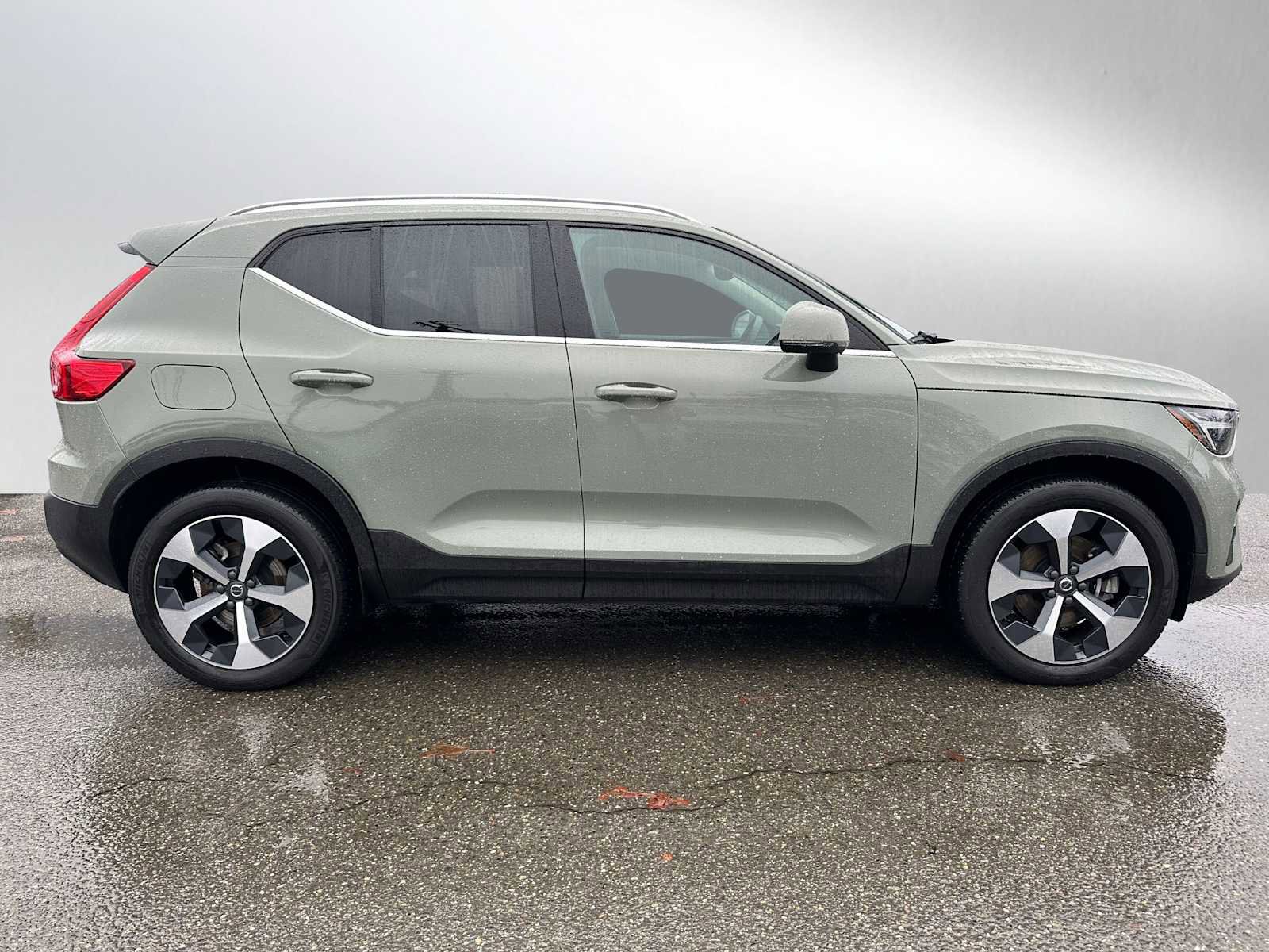 Certified 2023 Volvo XC40 B5 Plus w/ Protection Package Premier image 2