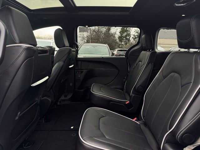 New 2026 Chrysler Pacifica Limited w/ Uconnect Theater Family Group image 18