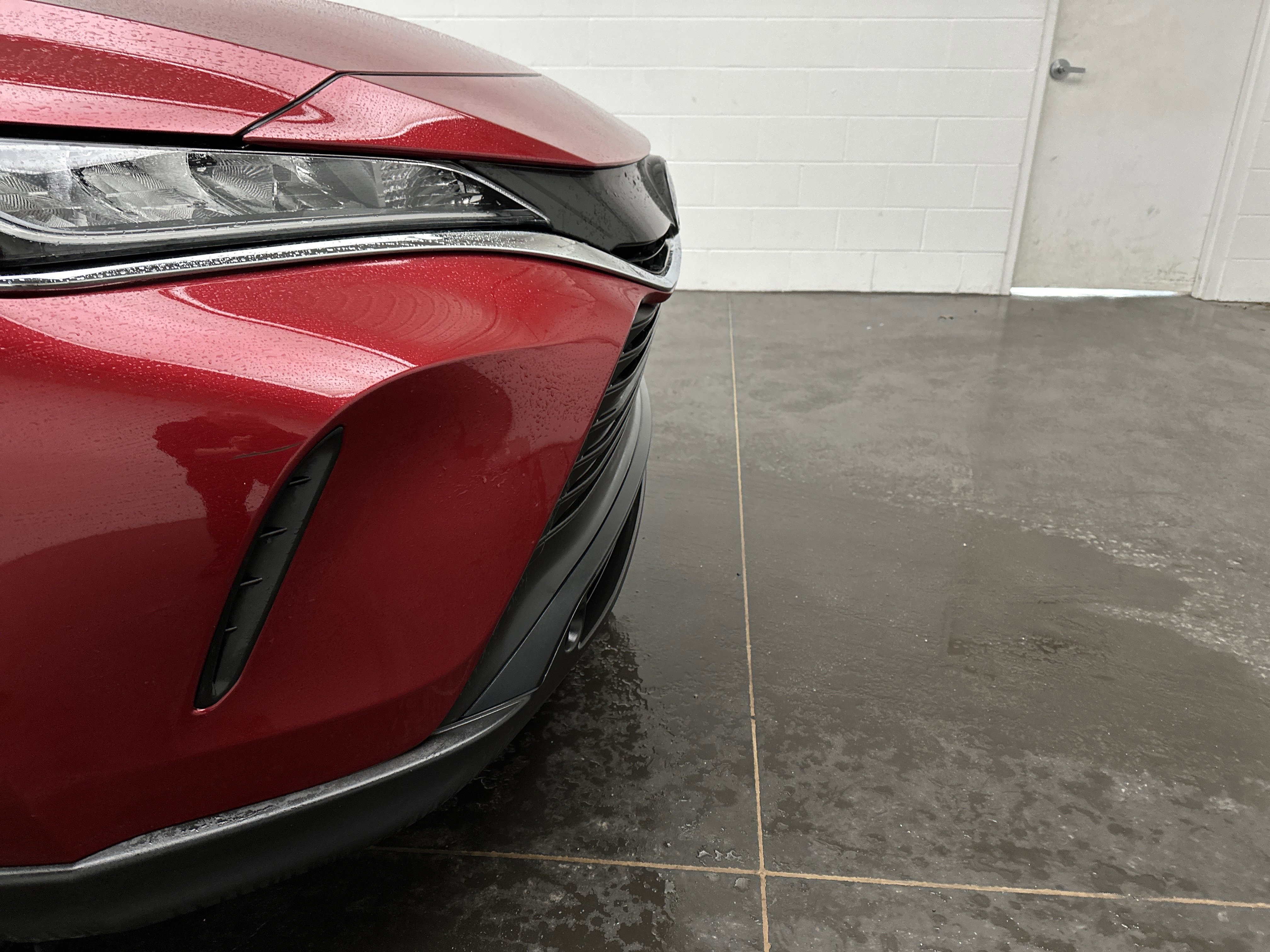 Used 2022 Toyota Venza LE image 2