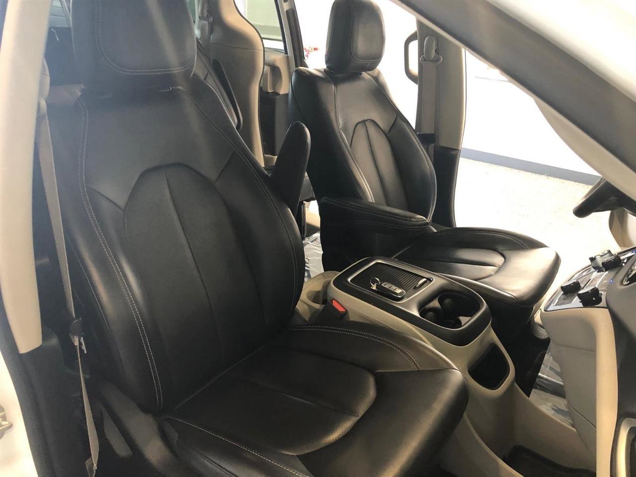 Used 2023 Chrysler Pacifica Touring-L FWD image 12