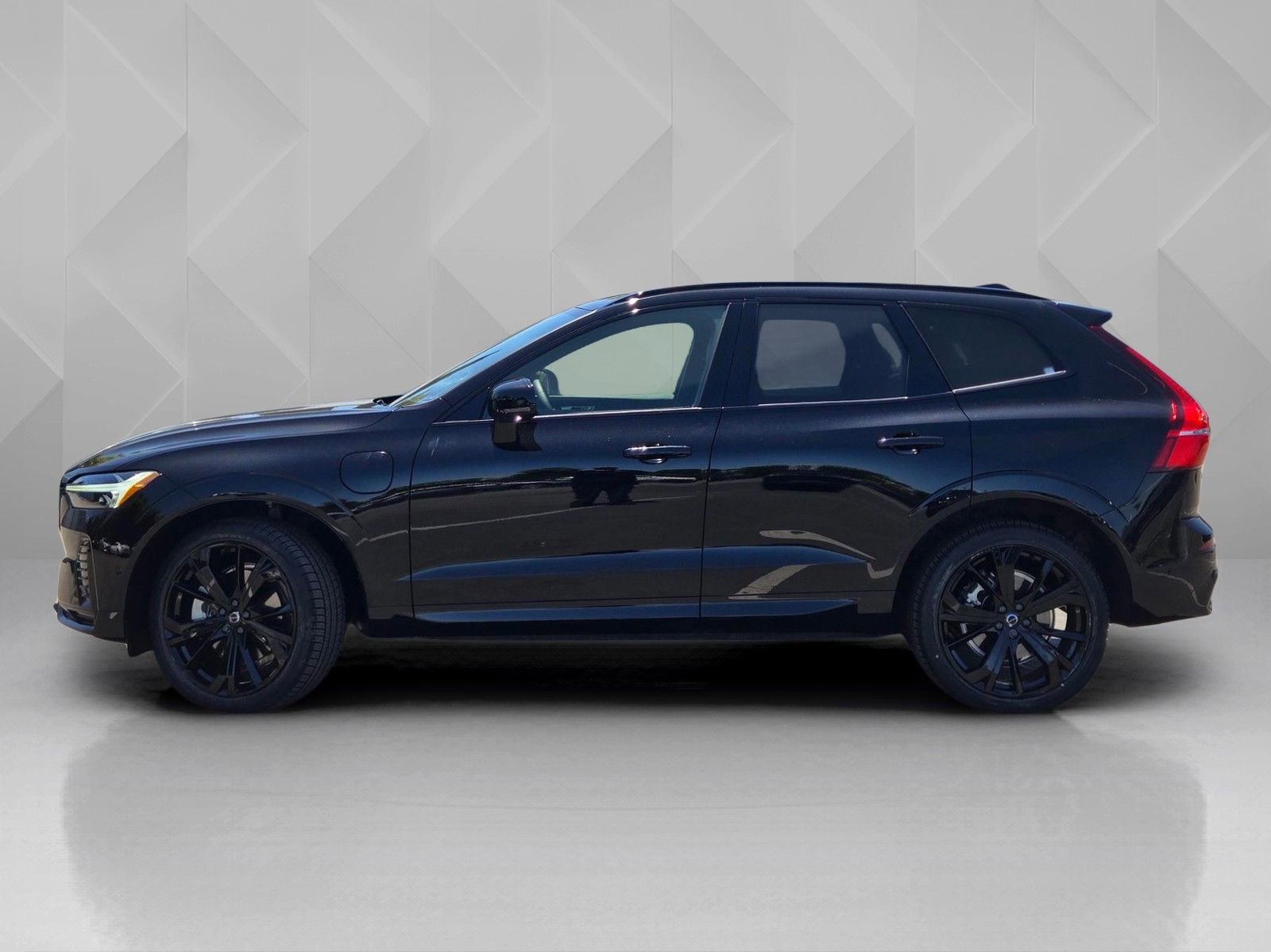 Certified 2024 Volvo XC60 T8 Ultimate w/ Protection Package Premier AWD/4WD image 3