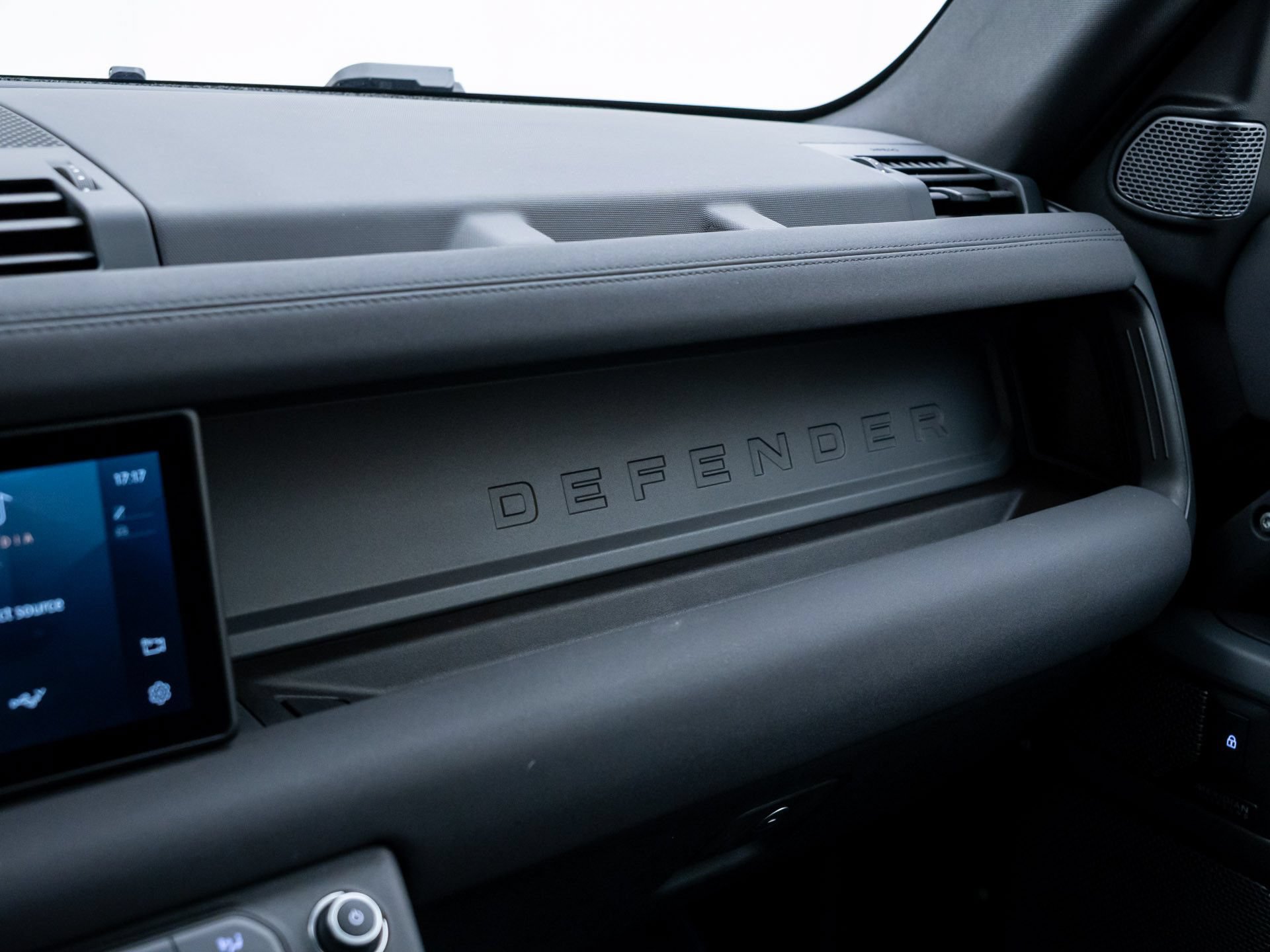 Used 2023 Land Rover Defender 90 X-Dynamic SE AWD/4WD image 29