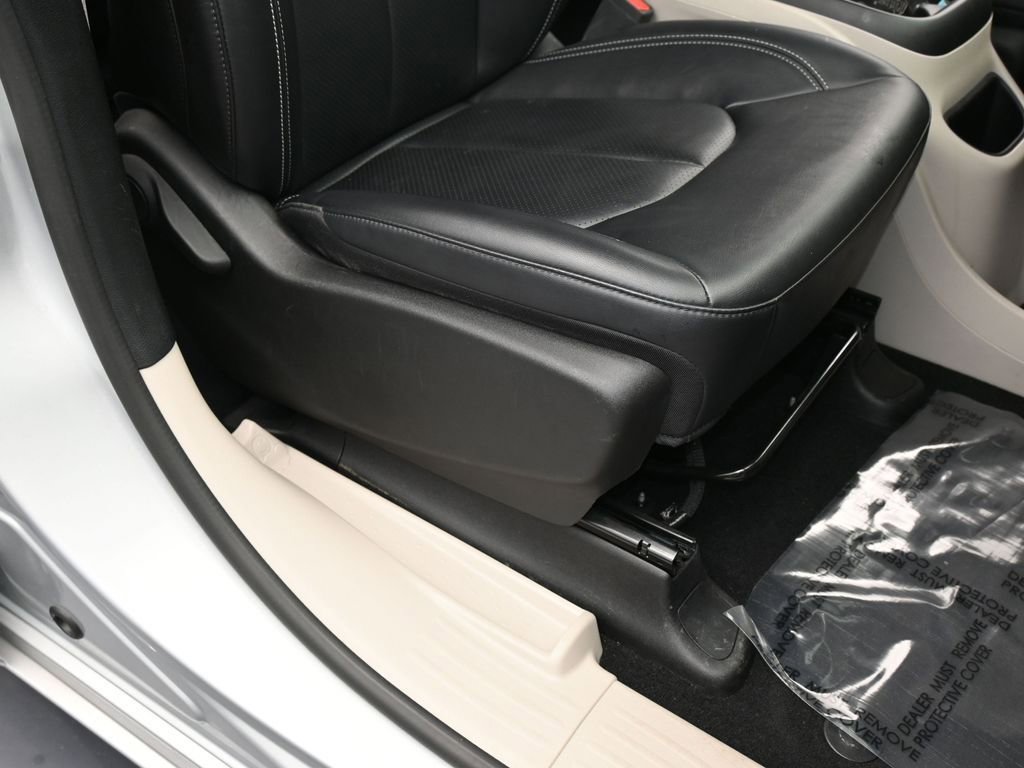 Used 2024 Chrysler Pacifica Select image 48