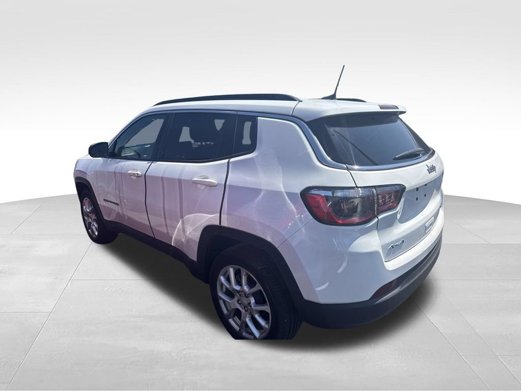 Used 2023 Jeep Compass Latitude w/ Sun and Sound Group AWD/4WD image 7
