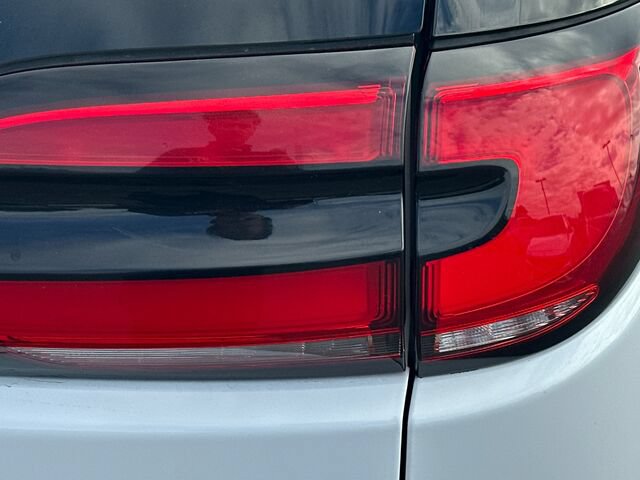Used 2023 Chrysler Pacifica Limited FWD image 34