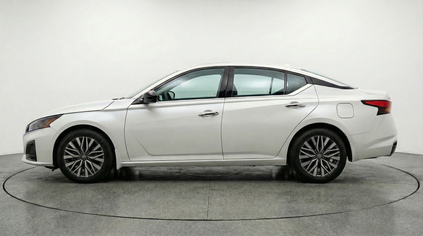 Used 2025 Nissan Altima 2.5 SV image 5