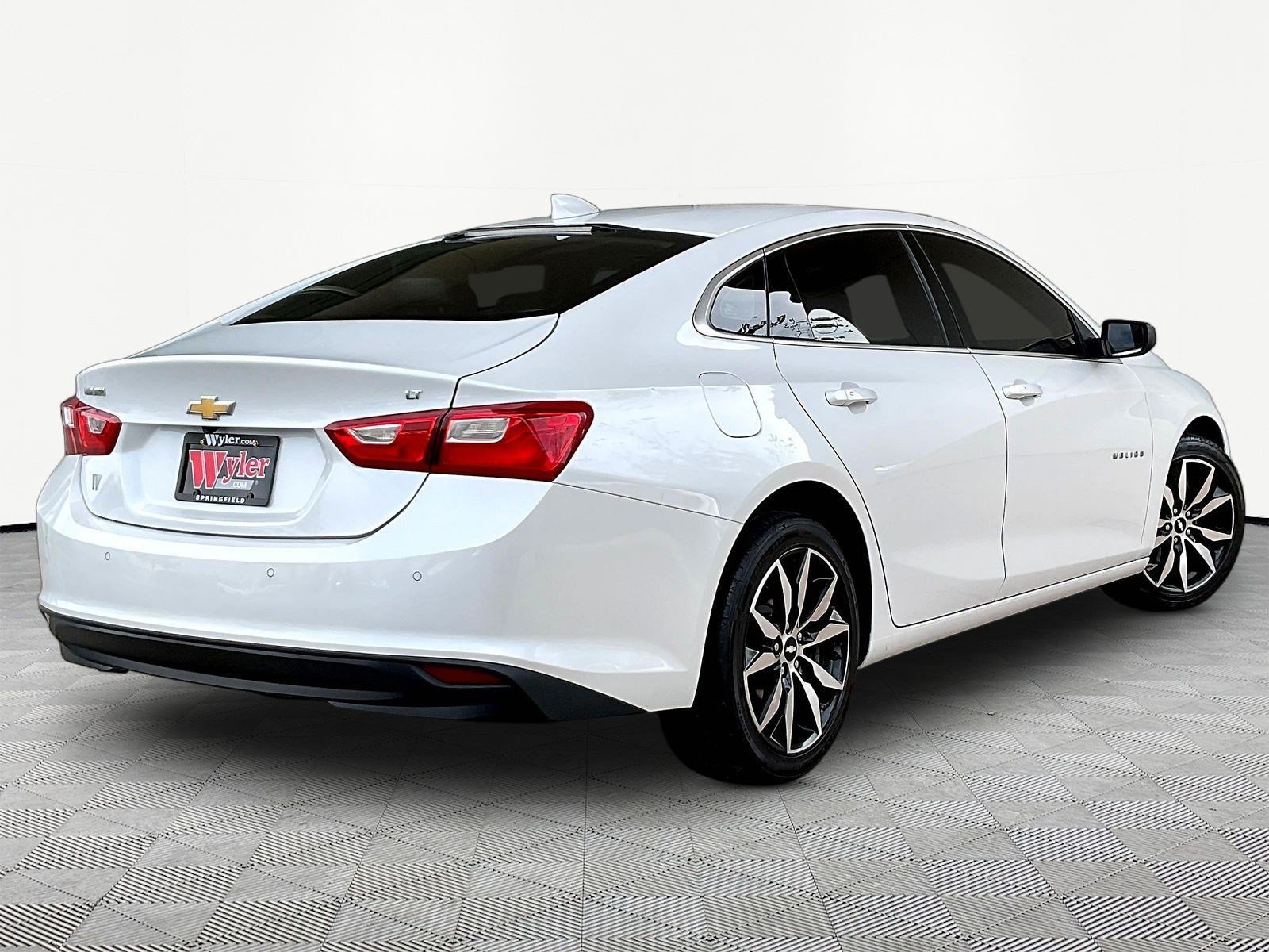 Used 2017 Chevrolet Malibu LT w/ Leather Package FWD image 6