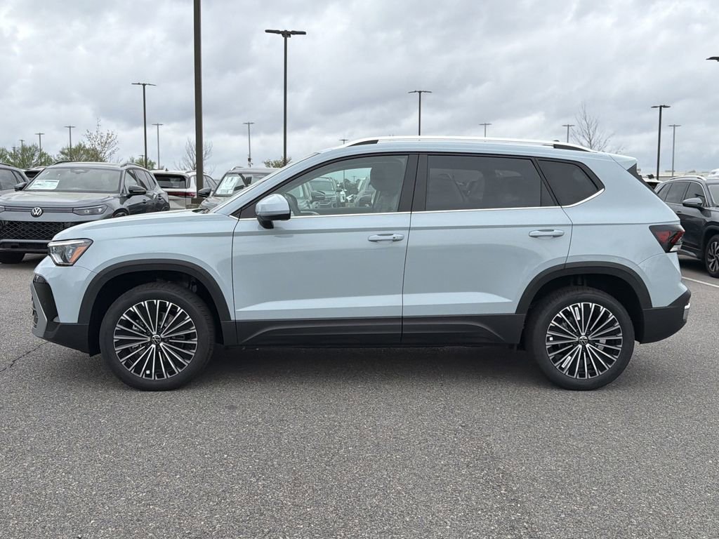 New 2026 Volkswagen Taos SE image 2