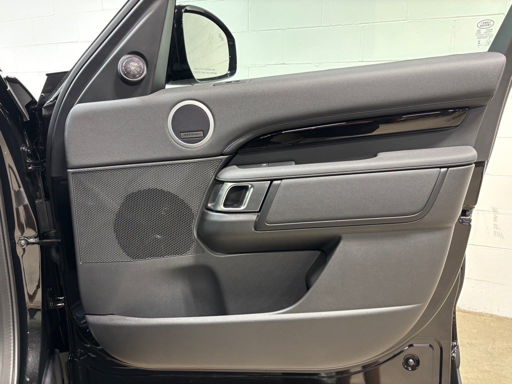 Used 2025 Land Rover Discovery S image 32