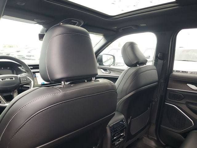 New 2026 Jeep Grand Cherokee L Limited w/ Luxury Tech Group II AWD/4WD image 12