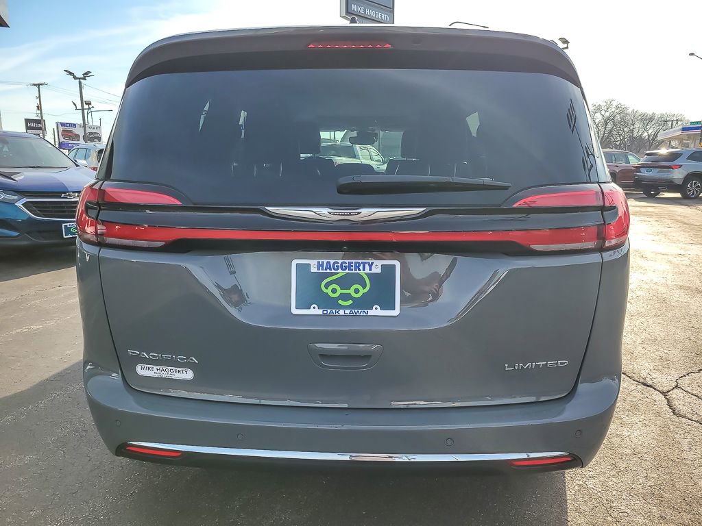 Used 2023 Chrysler Pacifica Limited image 5