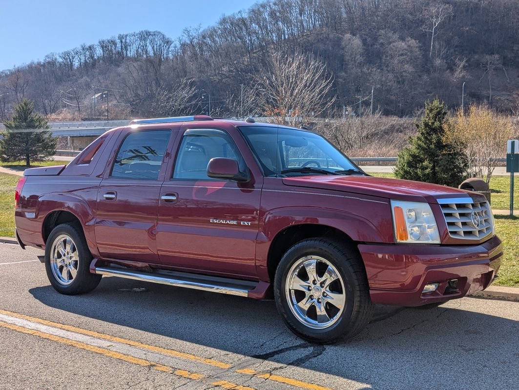 Used 2005 Cadillac Escalade EXT image 1