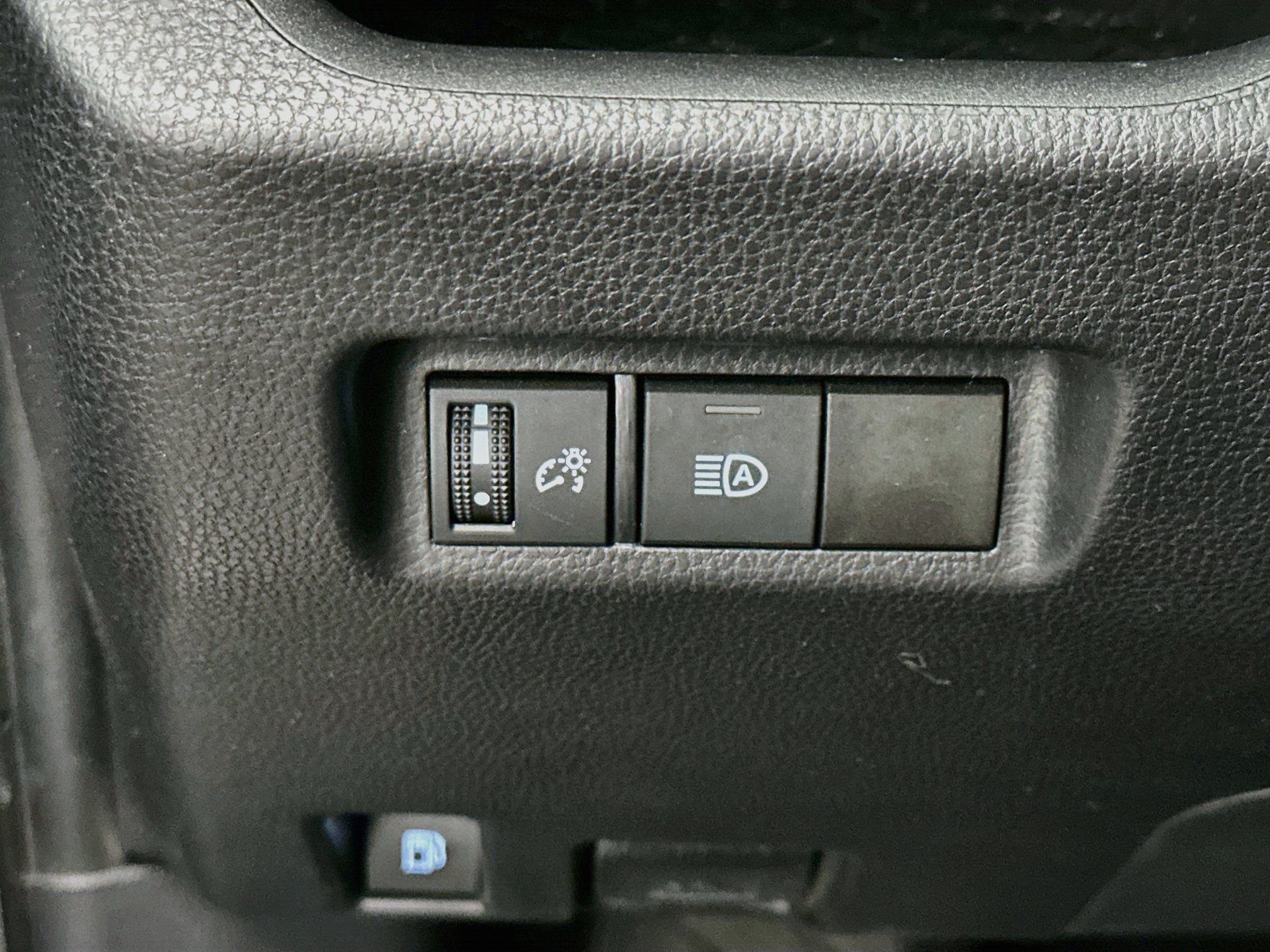 Used 2025 Toyota RAV4 XLE AWD/4WD image 17