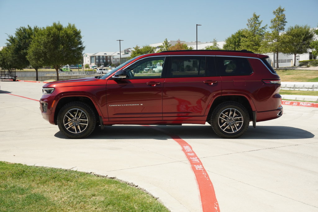 Used 2024 Jeep Grand Cherokee L Overland w/ Advanced Protech Group III AWD/4WD image 2