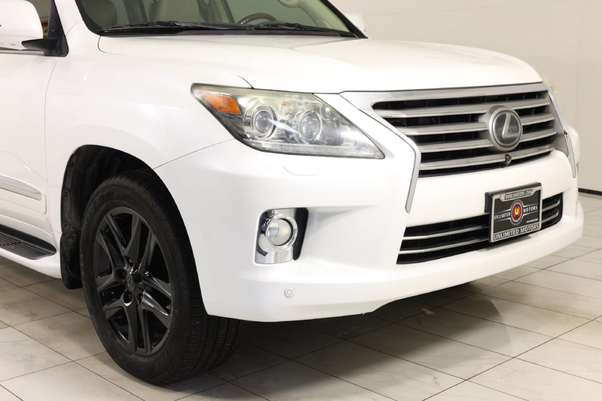 Used 2013 Lexus LX 570 4WD w/ Luxury Pkg w/Pre-crash image 37