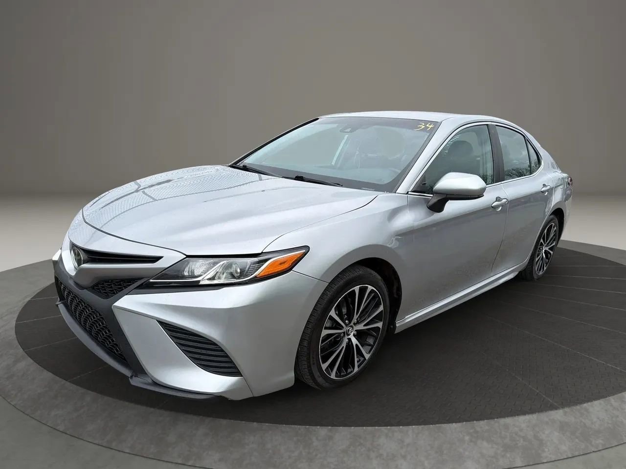Used 2019 Toyota Camry SE FWD image 1