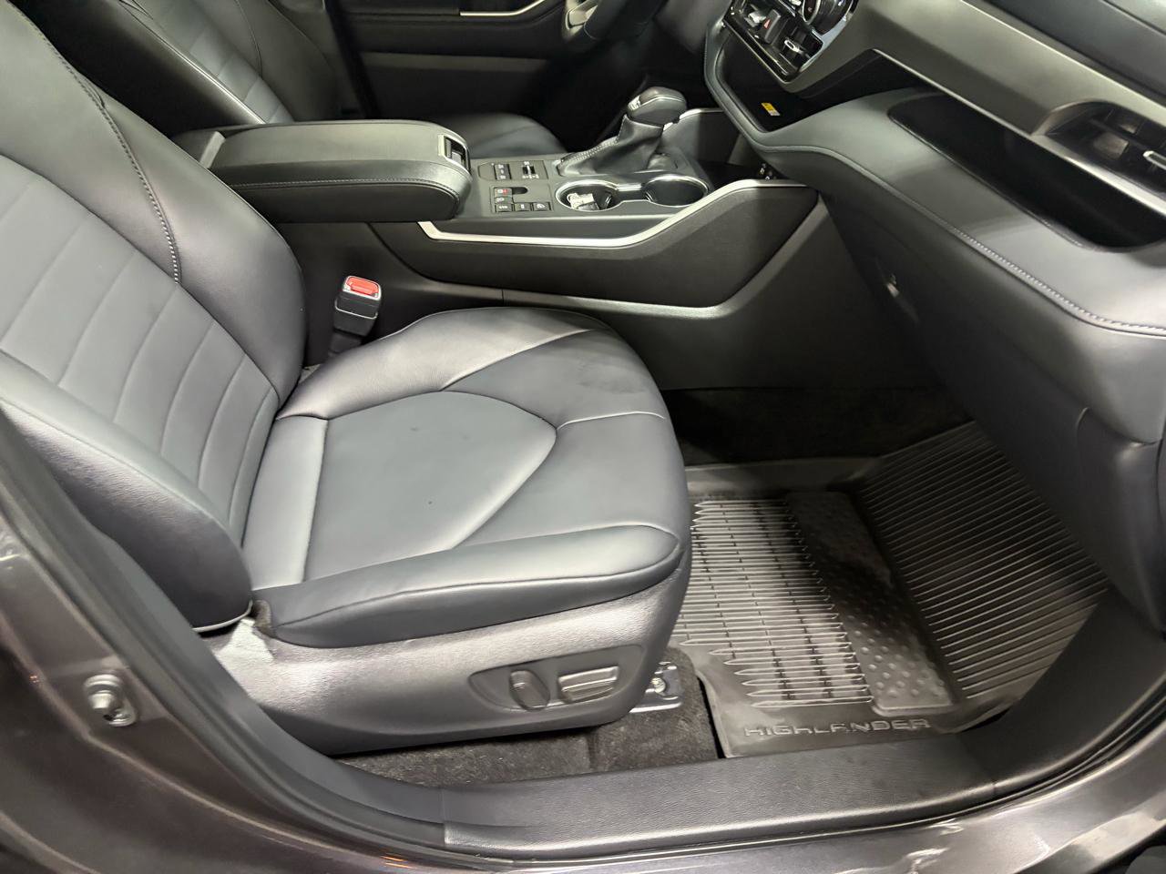 Used 2025 Toyota Highlander XLE image 14