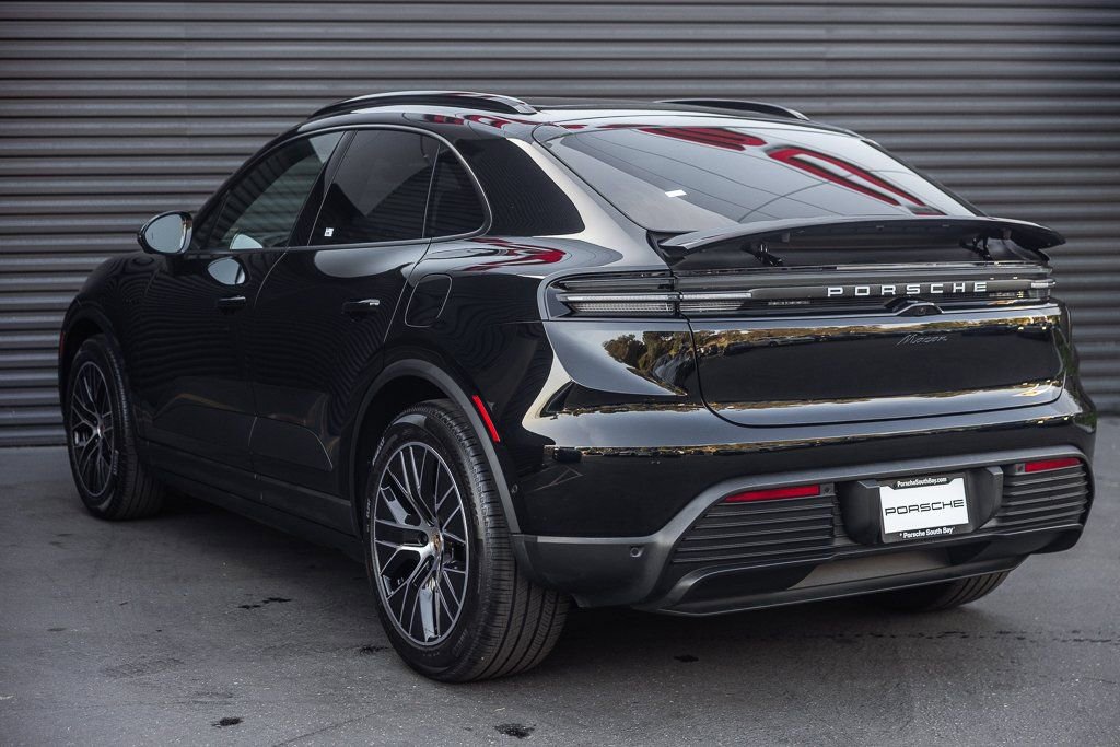 Certified 2025 Porsche Macan Electric image 3