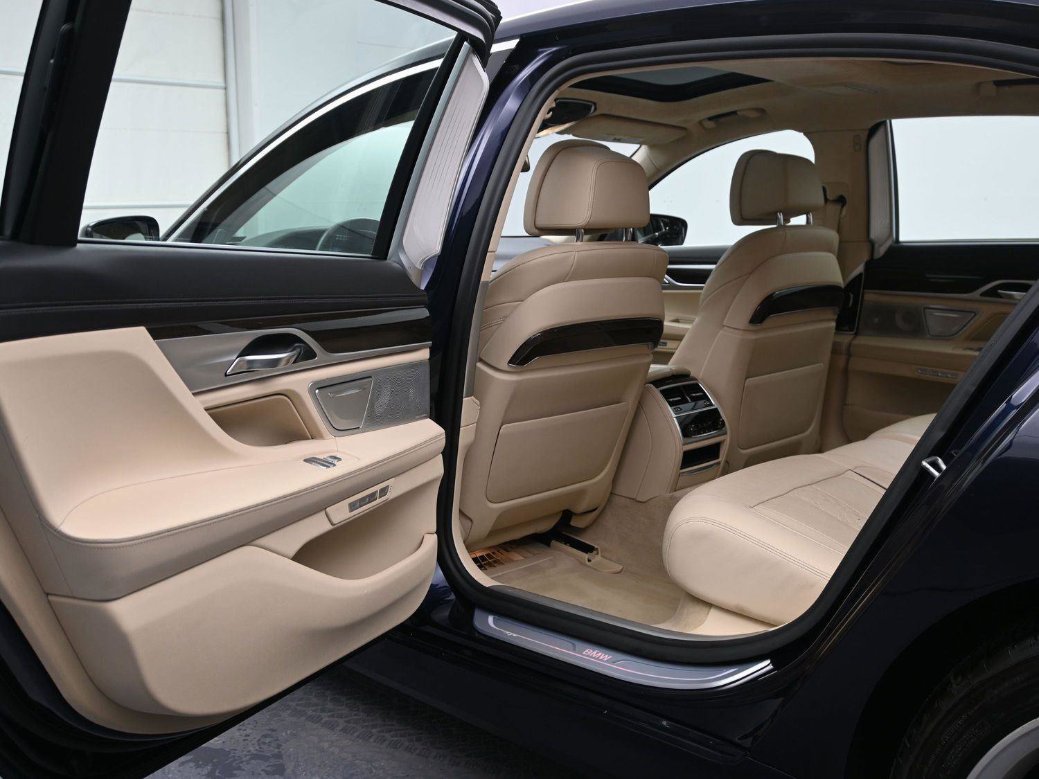 Used 2018 BMW 750i xDrive image 16