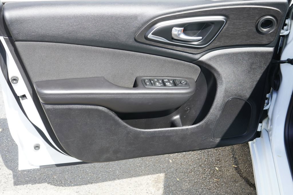 Used 2016 Chrysler 200 Limited FWD image 10