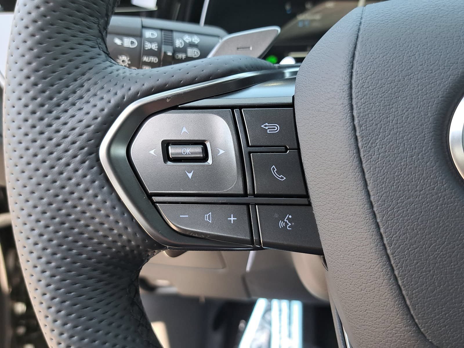 Used 2026 Lexus TX 500h AWD w/ Technology Package image 19