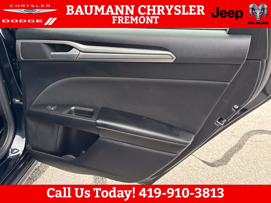 Used 2020 Ford Fusion SE AWD/4WD image 25