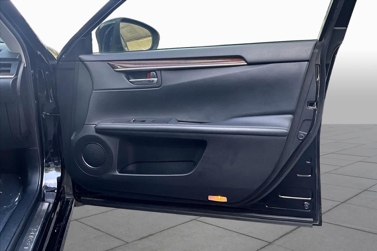 Used 2015 Lexus ES 350 w/ Premium Package FWD image 23