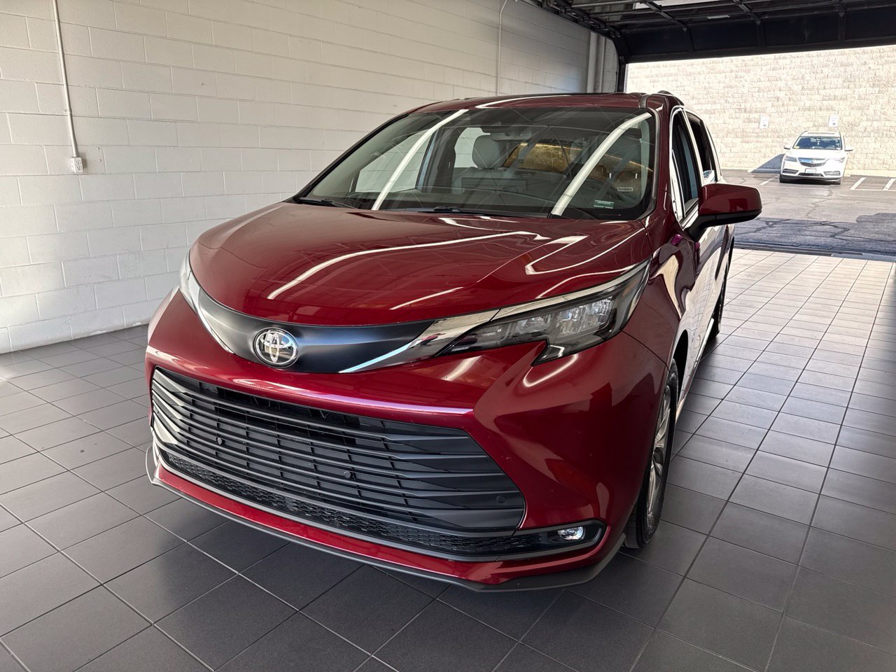 Used 2026 Toyota Sienna XLE FWD image 3