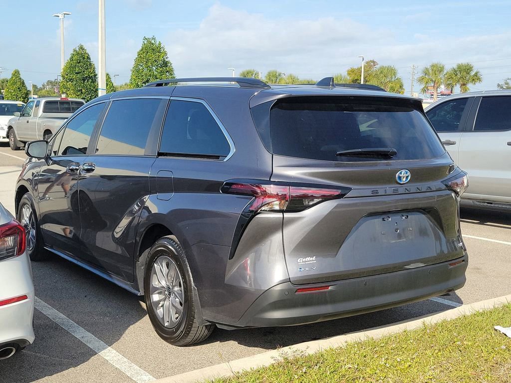 Used 2025 Toyota Sienna XLE image 8