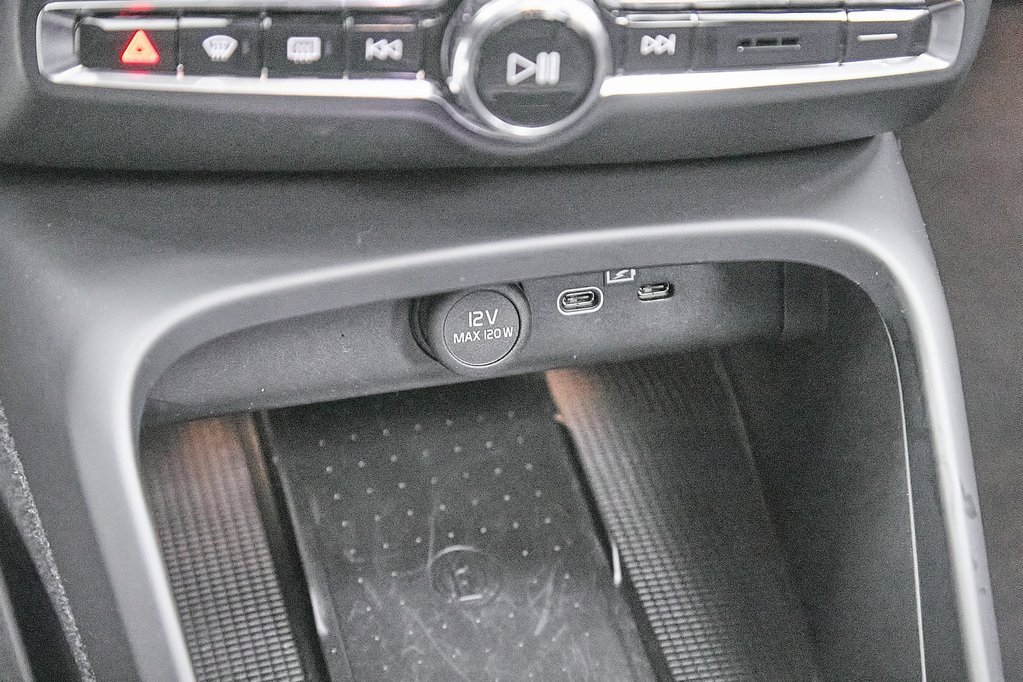 Certified 2024 Volvo XC40 B5 Plus w/ Protection Package Premier image 17