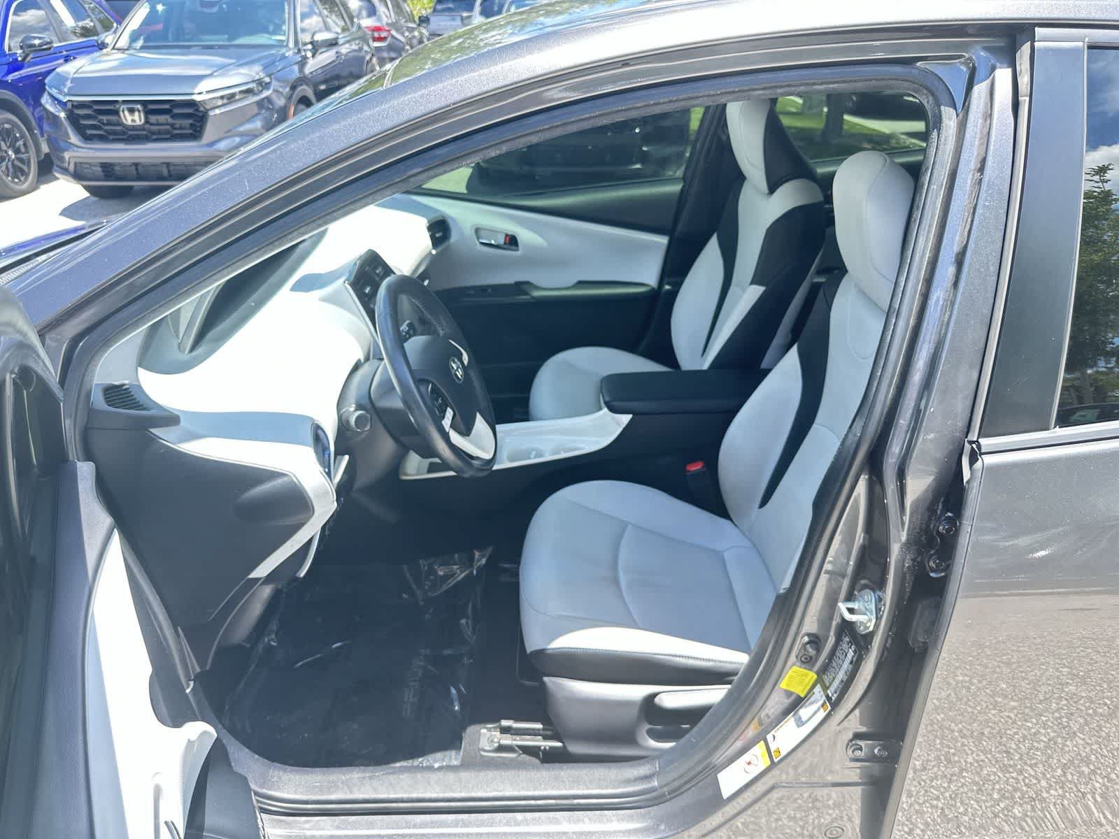 Used 2018 Toyota Prius Three Touring FWD image 2