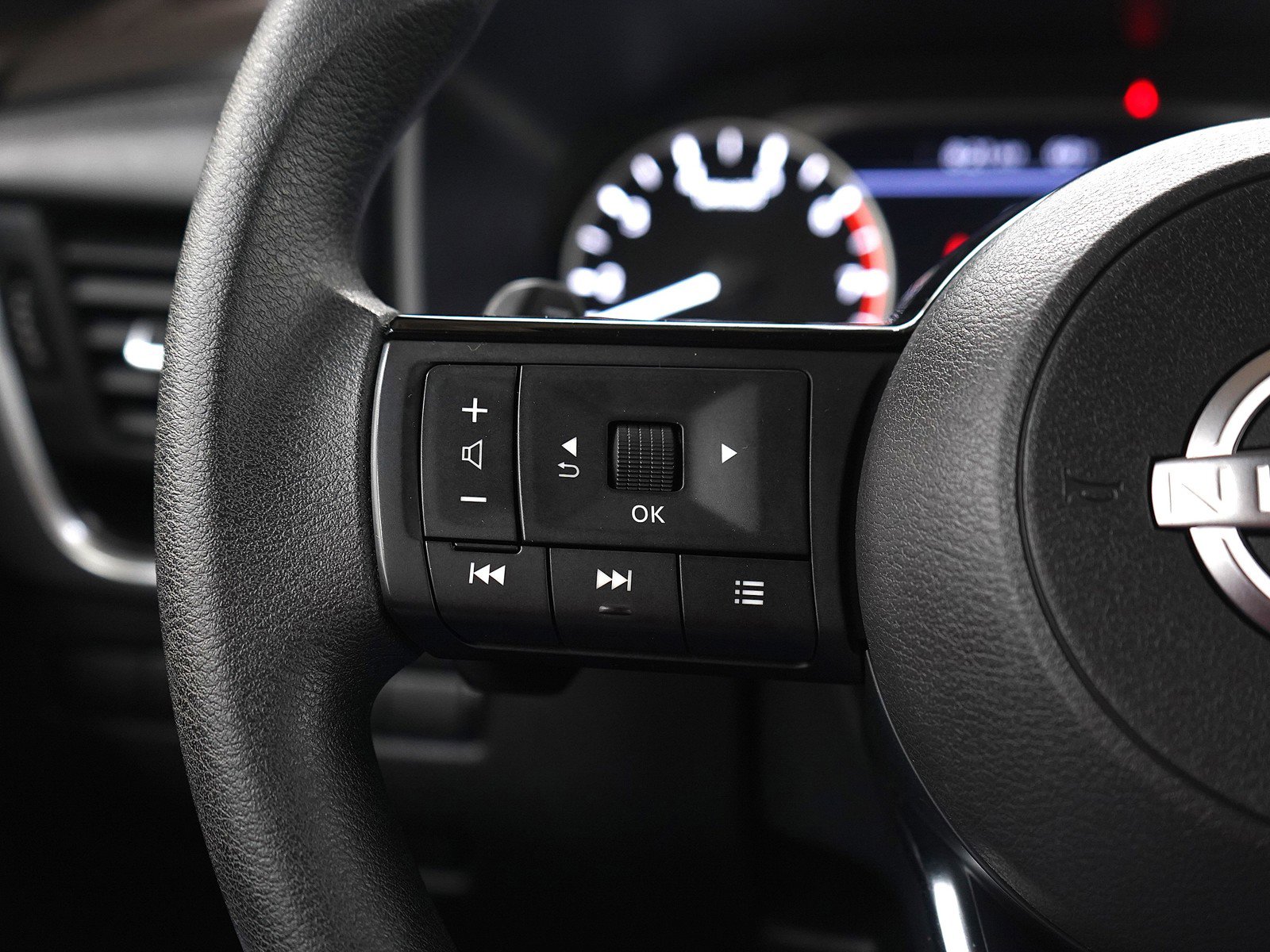 Used 2023 Nissan Rogue SV image 26