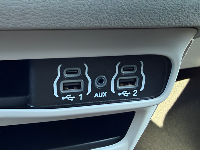 Used 2024 Chrysler Pacifica Touring-L FWD image 13
