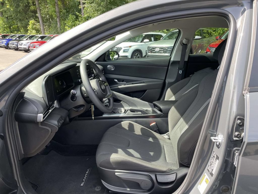 Certified 2025 Hyundai Elantra SE FWD image 15