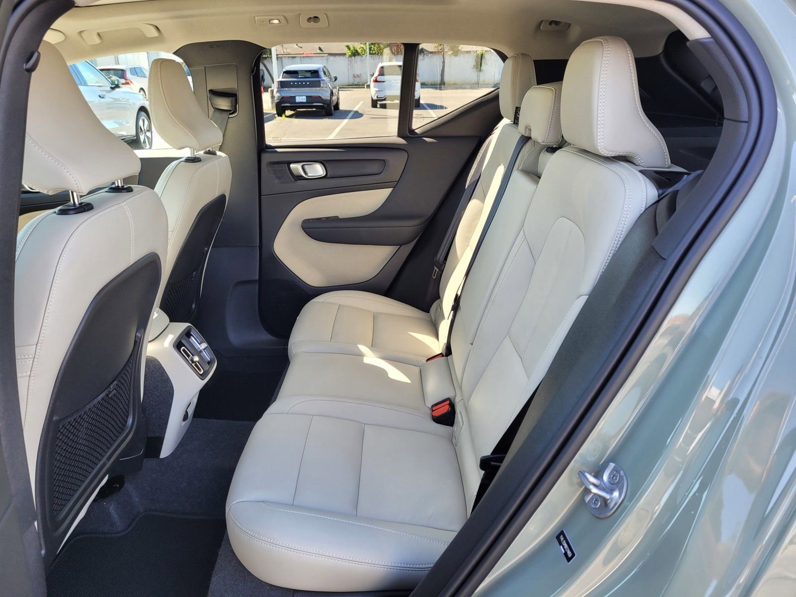 Certified 2024 Volvo XC40 B5 Ultimate w/ Climate Package image 11