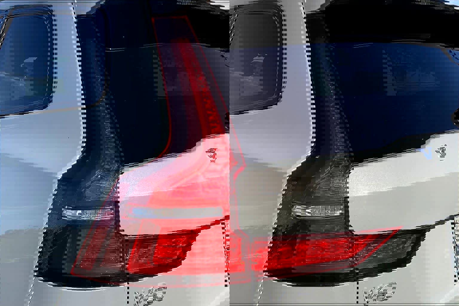 Used 2024 Volvo V60 B5 Cross Country Plus image 32