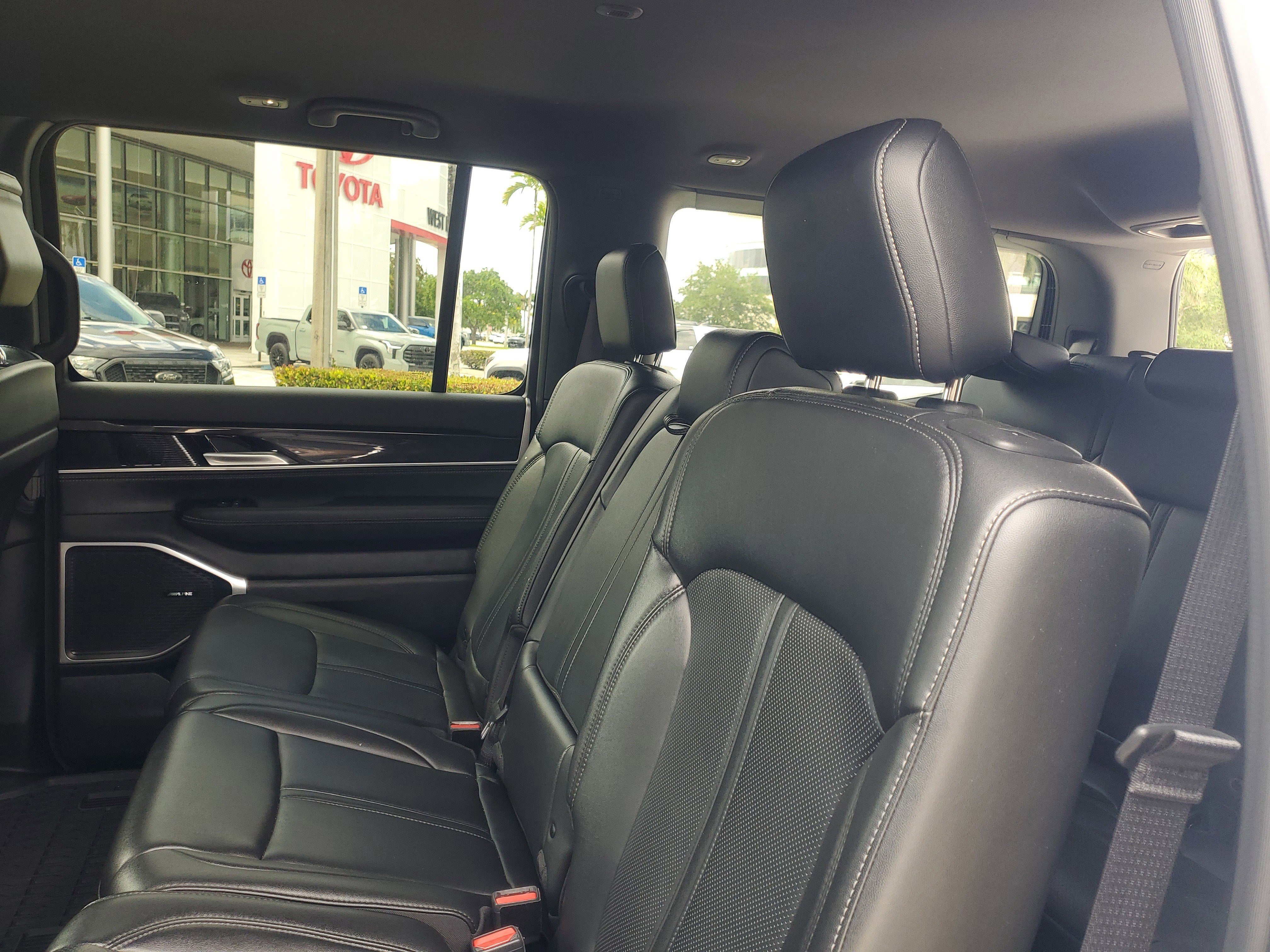 Used 2024 Jeep Wagoneer 4WD image 14