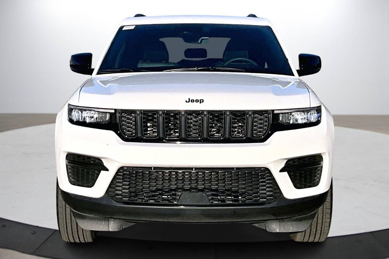 Certified 2025 Jeep Grand Cherokee Altitude AWD/4WD image 3