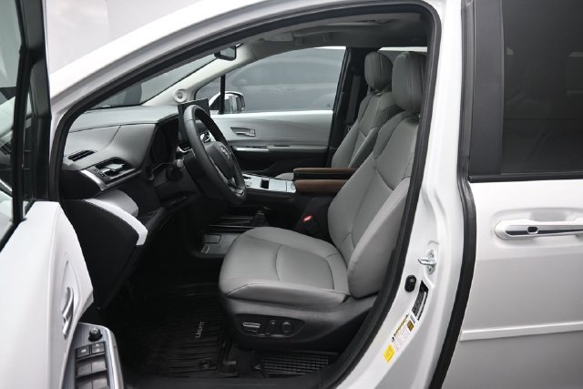 Used 2025 Toyota Sienna XLE w/ XLE Plus Package AWD/4WD image 10