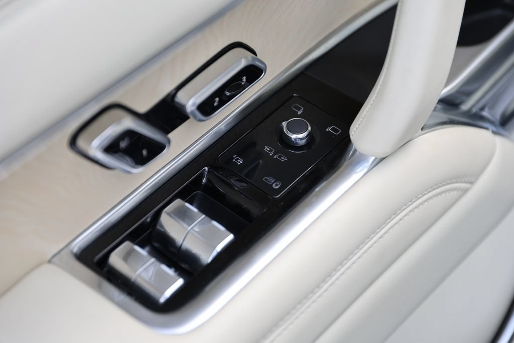 Used 2024 Land Rover Range Rover SV AWD/4WD image 18