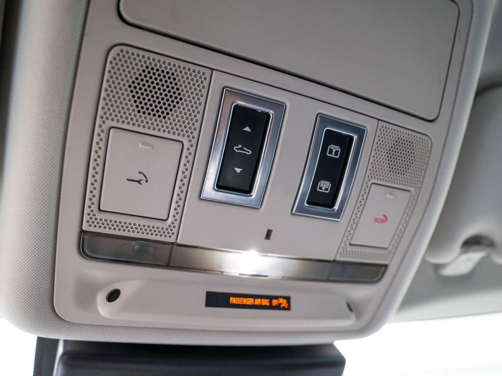 Used 2017 Jaguar XF Premium image 31