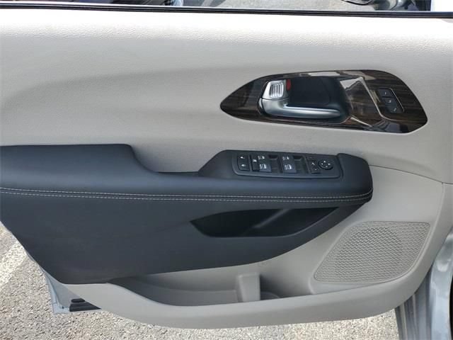New 2023 Chrysler Pacifica Limited FWD image 23
