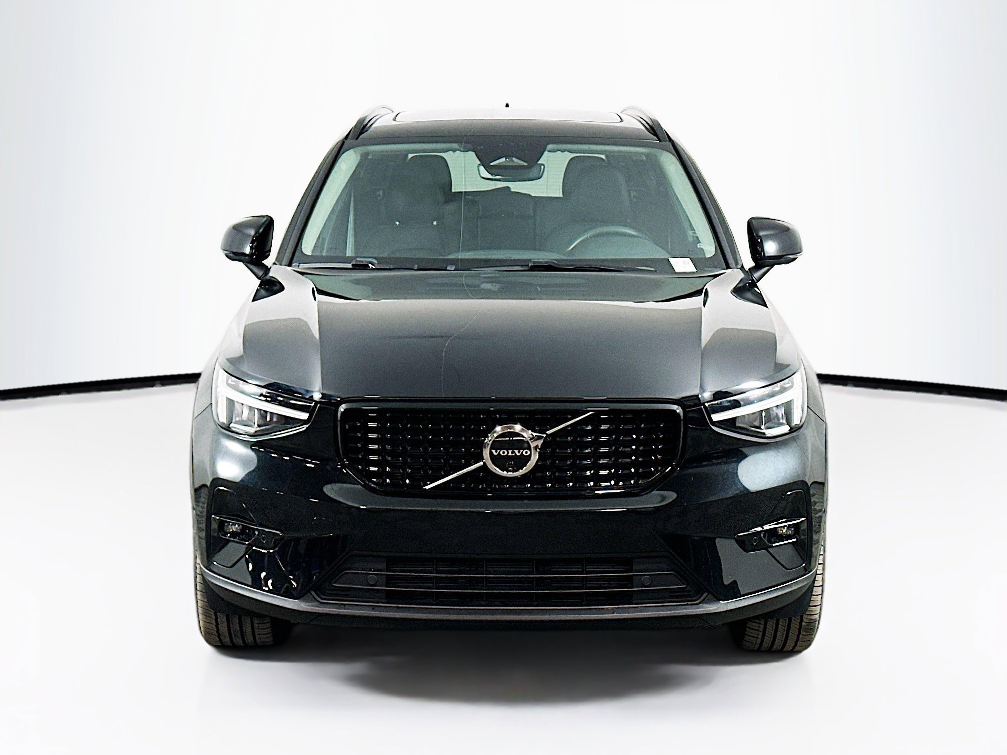 Used 2024 Volvo XC40 B5 Plus image 2